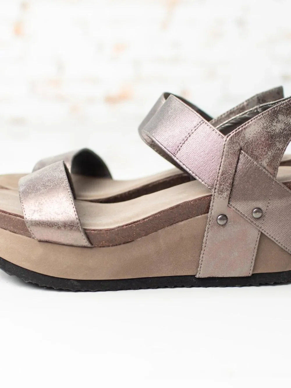 Crown Vintage Women's 8.5 Metallic Taupe Platform Wedge Foam Sandals Comfort
